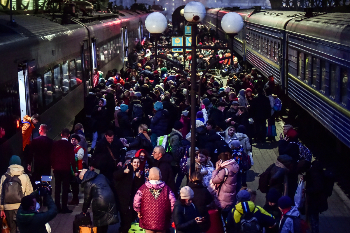 Gecesiyle gündüzüyle Lviv tren istasyonu