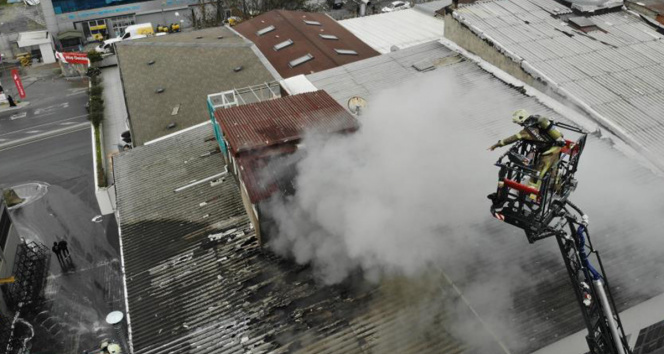 Eyüpsultanda möble imalathanesinin çatısında yangın