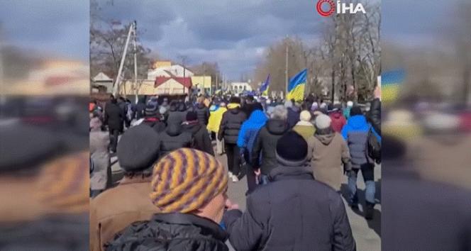 Hersonda halk Rusyanın saldırılarına karşı sokaklara döküldü
