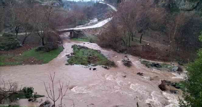Osmaniye’de şiddetli yağış çayların debisini arttırdı