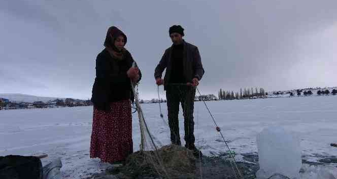 Yüzeyi donan Çıldır Gölü’nde Eskimo usulü balık avı