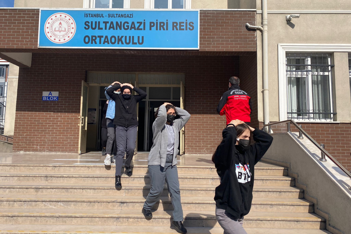 Sultangazi’deki okullarda eş zamanlı deprem tatbikatı yapıldı