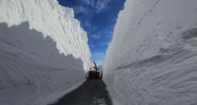Van-Bahçesaray karayolunda hummalı çalışma