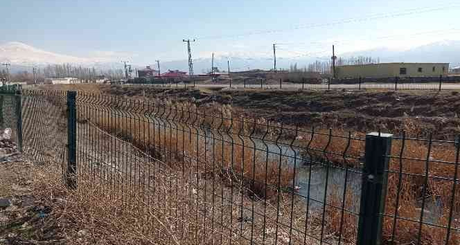 Iğdır’da hırsızlar su kanalı kenarlarındaki panel çitleri çaldılar