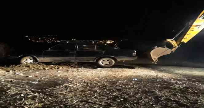 Otomobilini kurtarmaya çalışırken canından oldu