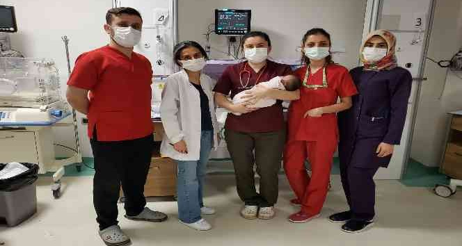 Covid-19 hastası bebek 14 günlük yaşam mücadelesini kazandı