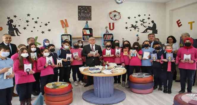 Vali Şimşek, kütüphanesindeki kitapları bağışladı