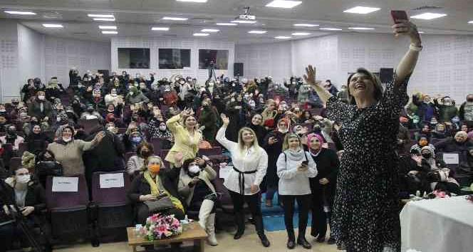 Açelya Akkoyun anlattı, kadınlar dinledi