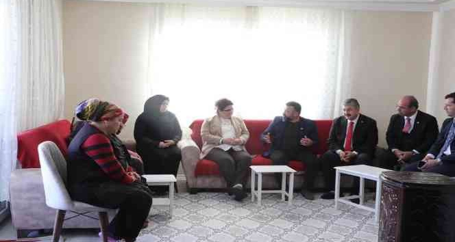 Bakan Yanık’tan Antalya’da vahşice öldürülen Azra’nın ailesine ziyaret