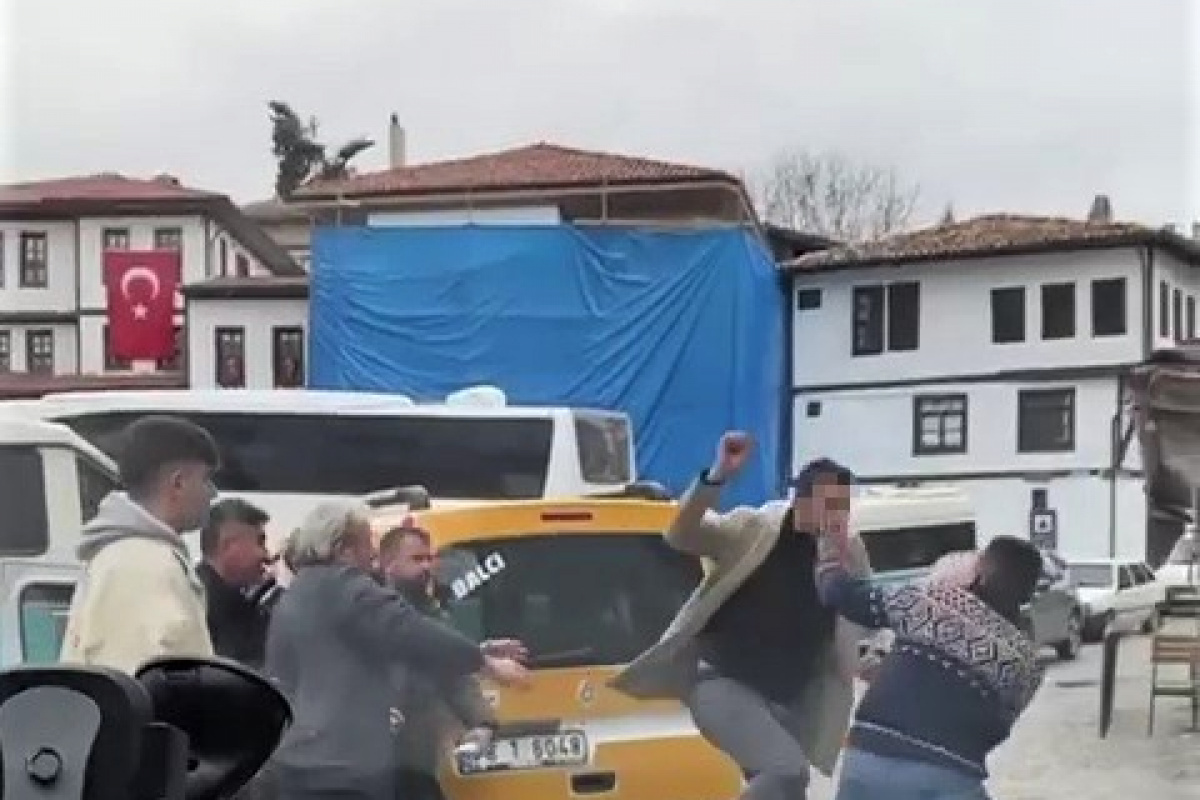 Taksici ile minibüsçünün yumruk yumruğa kavgası kamerada