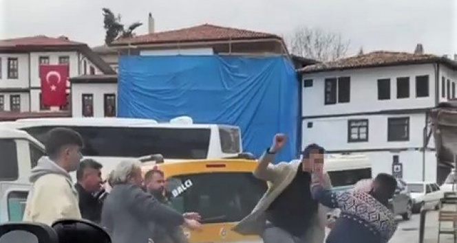 Taksici ve yolcuların tekme tokat kavgası kamerada