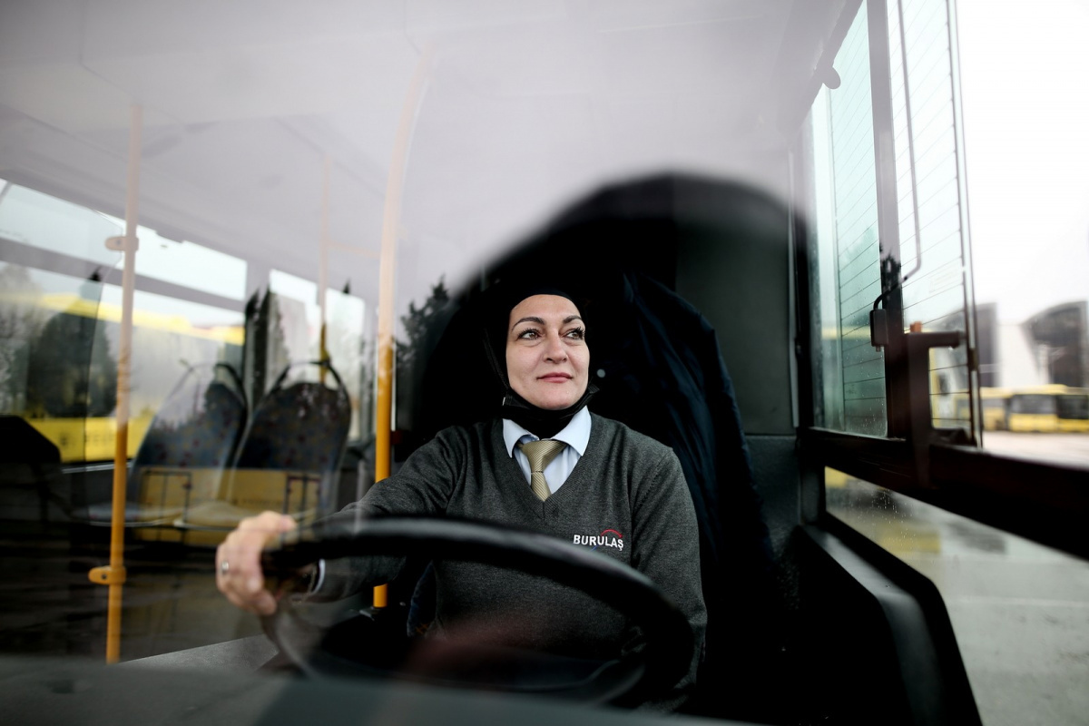 Bursa’nın kadın otobüs şoförü erkeklere taş çıkartıyor