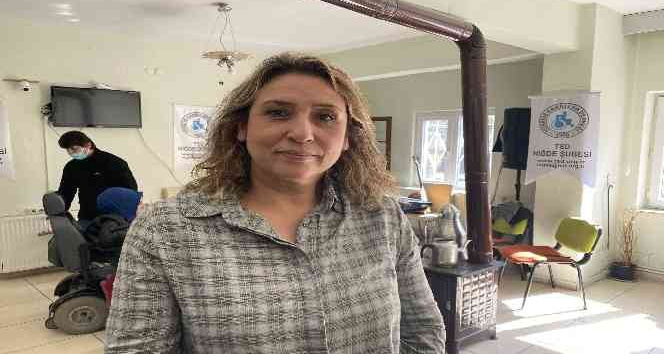 12 yıldır engelli üyelerine hem annelik hem ablalık yapıyor