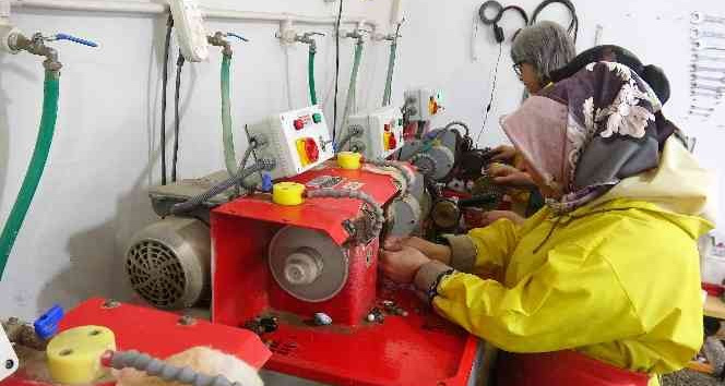 Ekmeklerini taştan çıkartıyorlar