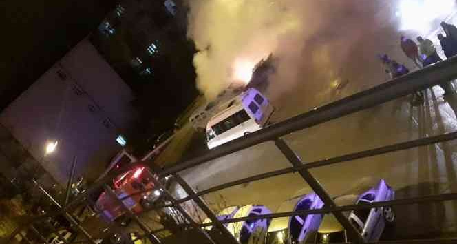 Tamirden gelen otomobil park halindeyken yandı