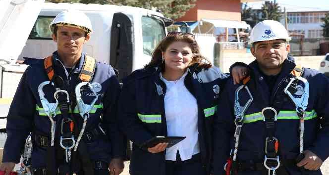 Kadın işletme şefi, kesintisiz enerji için çalışıyor