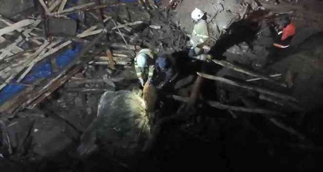 Yağışa dayanamayan ahır çöktü: 2 yaralandı, hayvanlar telef oldu