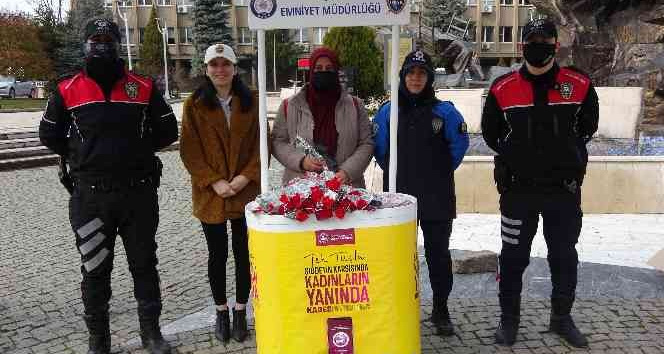 Uşak’ta Dünya Kadınlar Günü’nde kadınlara karanfil dağıtıldı