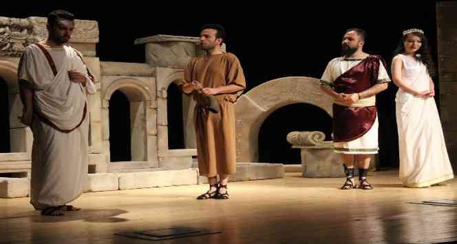 Basilica Tası Gümüşten adlı tiyatro oyunu kadınlar için sergilendi