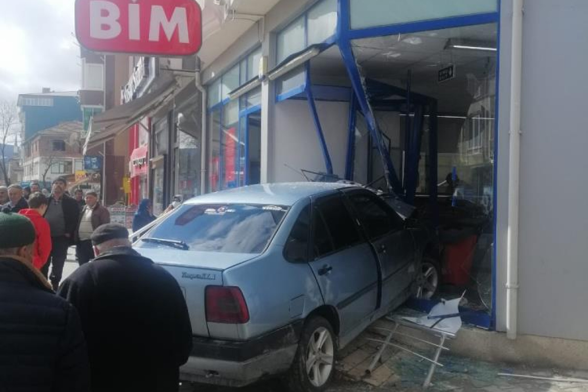 Samsun&#039;da otomobil markete girdi: 2 yaralı