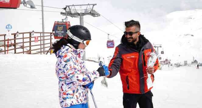 Kadın kayakçılara ’karanfil’ jesti