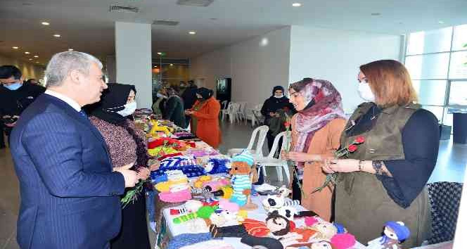 Vali Akın, ’Üreten Kadınlar’ standını gezdi