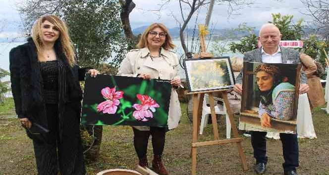 Resim sanatını, Kadınlar Günü için sergiledi