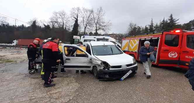 Kaza yapan araçta sıkışan yaralıyı itfaiye ekipleri kurtardı