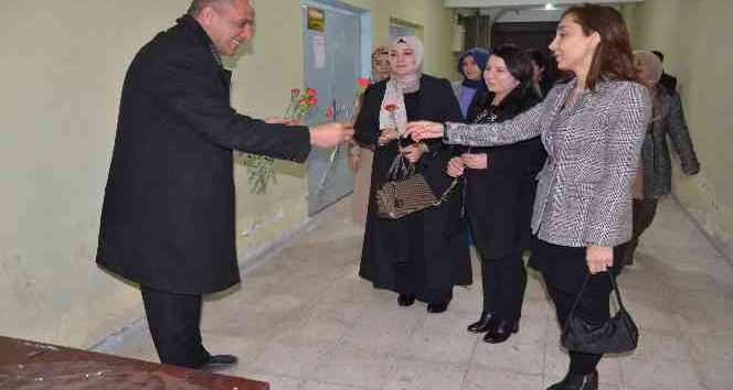 Beytüşşebap’ta kadınlar unutulmadı, kıraathanelerde erkeklere karanfil dağıtıldı