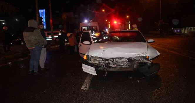 Kaygan zemin kazaya yol açtı: 2 yaralı