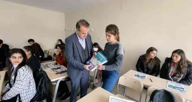 Uludere Belediye Başkanı Ürek’ten sınavlara hazırlanan öğrencilere kitap desteği