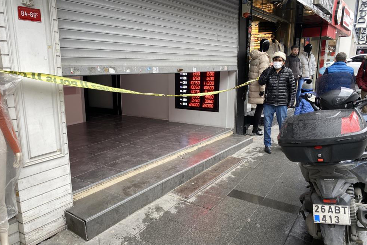 Zeytinburnu’nda döviz bürosuna silahlı soygun girişimi kamerada