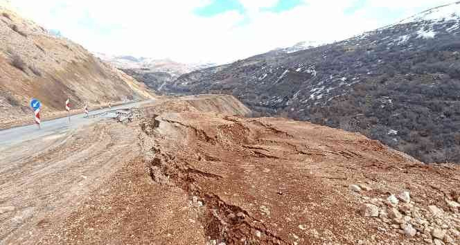 Tunceli’de yağış nedeniyle yol çöktü