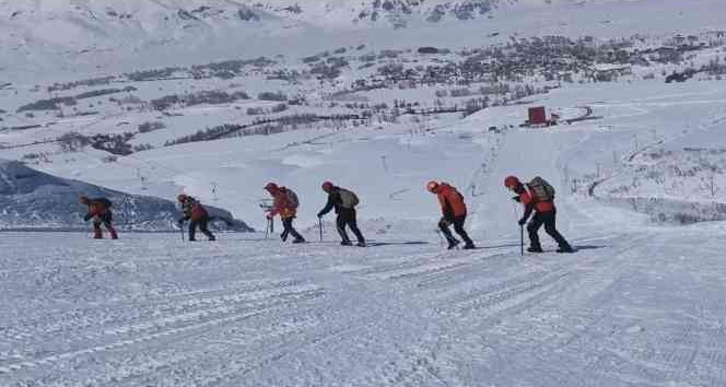 Tunceli’de çığda arama kurtarma, acil durum barınakları ve gece intikali eğitimleri