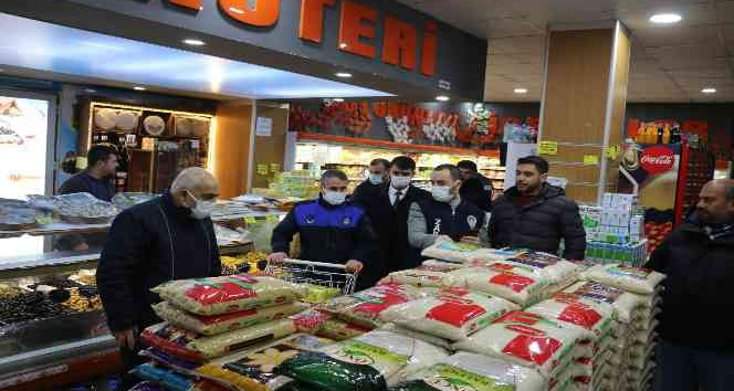 Bitlis Belediyesi ekiplerinden market denetimi