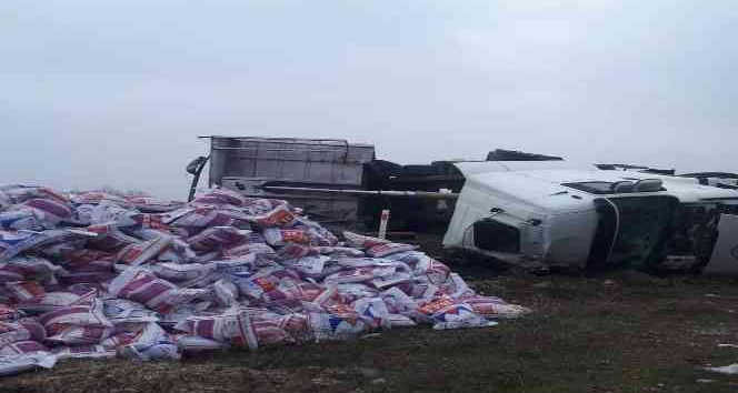 Devrilen tırdaki gübreler yola saçıldı