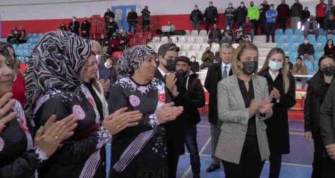 Kadınlar sahaya indi, dostluk kazandı