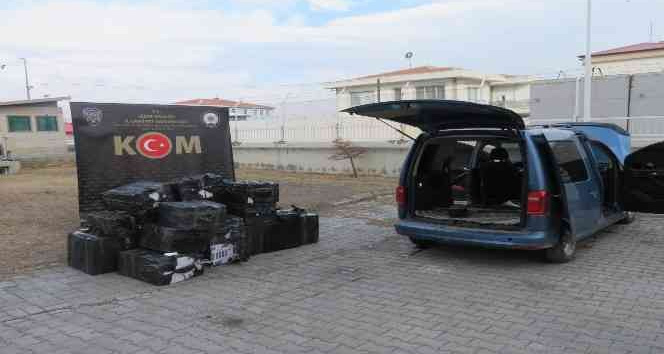 Polisin "dur" ihtarına uymayan araçtan 15 bin paket kaçak sigara çıktı