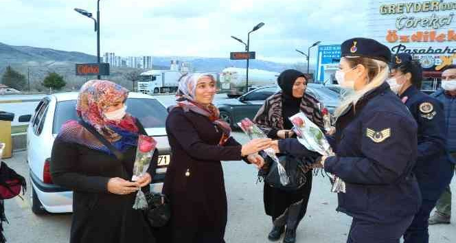 Jandarma astsubaylar kadınlara karanfil verdi