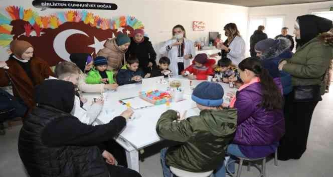 Savaşın göçe zorladığı çocuklar hayallerini resme döktü
