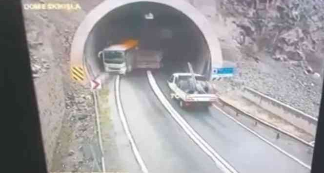 Kontrolden çıkan tır tünel girişinde yolcu otobüsüne böyle çarptı