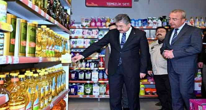Vali Yılmaz, marketlerde ’stokçuluk’ ve ’fahiş fiyat’ denetimi yaptı