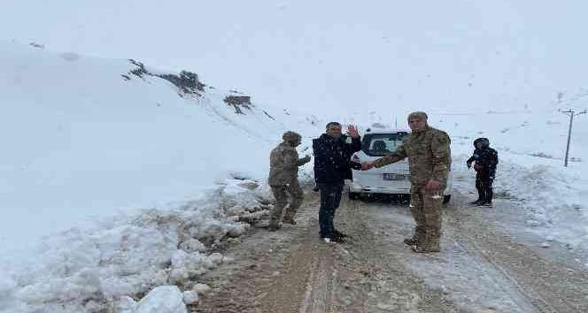 Karda mahsur kalan hasta vatandaşın imdadına jandarma yetişti