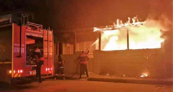 Tokat’ta alevlere teslim olan evden yaşlı adam kurtarıldı