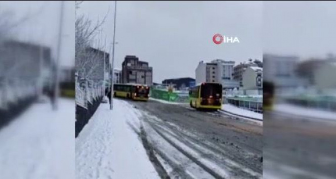 Arnavutköyde kar yağışı başladı, İETT otobüsleri yolda kaldı