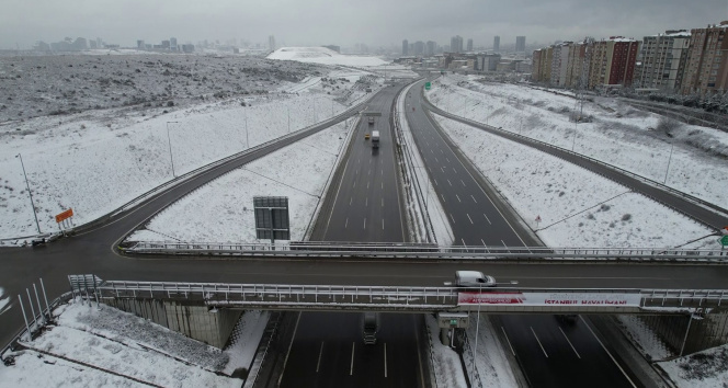 Başakşehir Kuzey Marmara Otoyolundaki kar açıktan görüntülendi