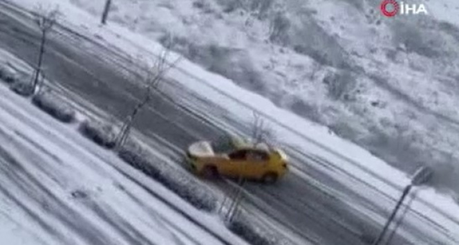 Esenyurtta karlı yolda kayan taksi kamerada