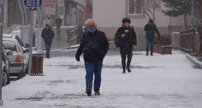 Yozgat’ta kar yağışı etkili oluyor