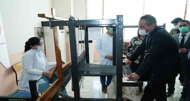 Meslek liselilerin elinde hayat bulan “şal şepik” kumaşı dünyaya açılıyor