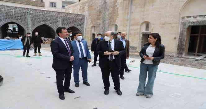 Cumhurbaşkanı Başdanışmanı Prof. Dr. Yekta Saraç Cizre’de tarihi yerleri gezdi